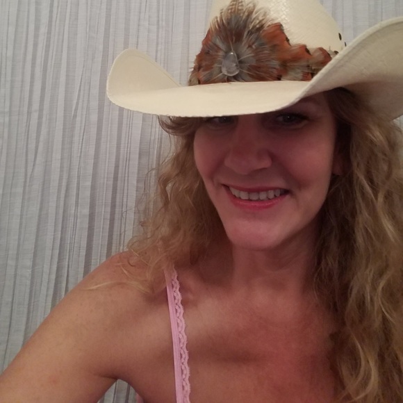 Meet Posher Ambassador, Anna - Picture 6 of 10